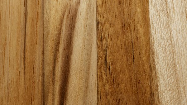 Quelles boucles d'oreilles en or peut-on porter avec des lunettes de soleil en bois ?